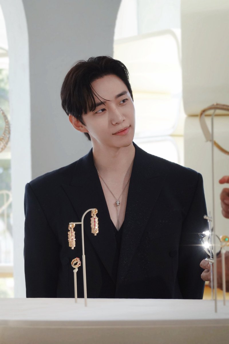 심플하게 입으면서 목걸이 포인트에 미소까지🤭
#Piaget #피아제
#이준호 #LEEJUNHO
#ShapesOfExtraleganza
#MaisonOfExtraleganza
#PiagetHighJewellery
#PIAGETSOCIETY
#HOUSEOFGOLD
#PiagetxLEEJUNHO