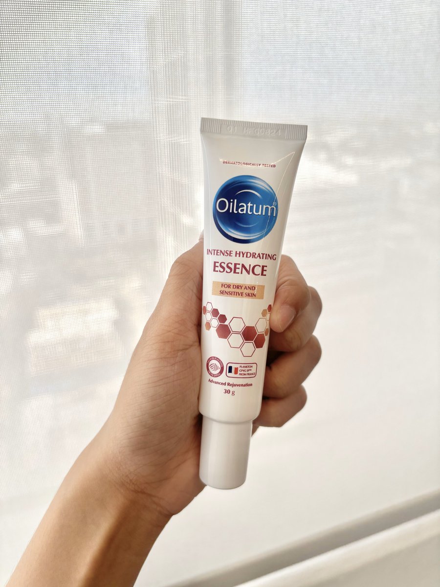 indy_story_'s tweet photo. แต่งหน้าไม่ติด หน้าแห้งเป็นคราบมานาน แต่พอลองใช้ Oilatum Intense Hydrating Essence คือจบ! ✨ผิวชุ่มชื้นขึ้นจริงแบบรู้สึกได้ สารสกัดแพลงก์ตอน+แซลมอนเลิศ ราคาน่ารักมากก 🐟💙

บอกเลย…เจอของดีไม่ต้องแพงก็มีจริง!

#ผิวพังต้องลอง #OilatumEssence #รีวิวจริงจากคนเพิ่งเลเซอร์ https://t.co/f39MdZcyjw