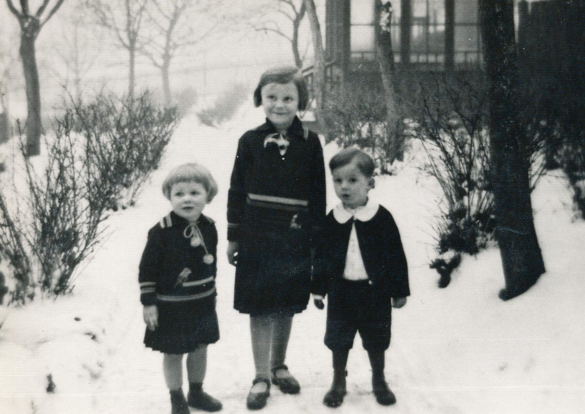 Pametnaroda's tweet image. Na začátku léta 1951 zatkla StB Hanu Johnovou a jejího snoubence studenta Otakara Čeňka Trunce. Hana dostala 13 let a Otakar 15 let vězení za údajnou velezradu a špionáž. Vydávali a roznášeli po schránkách letáky vyzývající k občanské odvaze a pomáhali lidem utíkajícím přes…