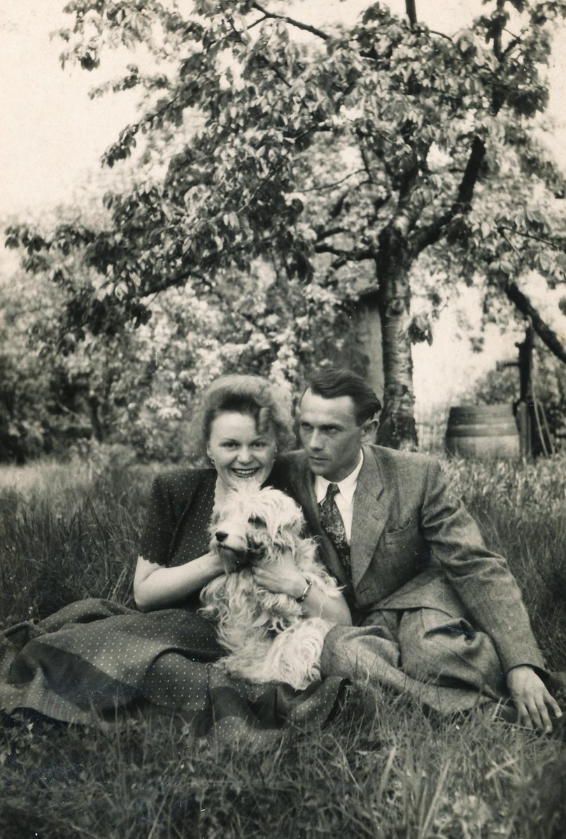 Pametnaroda's tweet image. Na začátku léta 1951 zatkla StB Hanu Johnovou a jejího snoubence studenta Otakara Čeňka Trunce. Hana dostala 13 let a Otakar 15 let vězení za údajnou velezradu a špionáž. Vydávali a roznášeli po schránkách letáky vyzývající k občanské odvaze a pomáhali lidem utíkajícím přes…