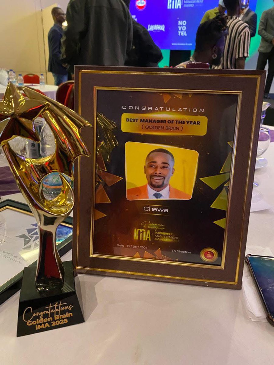 fabrice_pandi's tweet image. Félicitation à #Chewe le mari et manager de notre artiste Roseline LAYO qui vient d'être sacré Meilleur Manager de l'année lors de la premiere édition des #IMA_Awards ( Impactful Management Awards). 

Trophée mérité!!!👏👏👏