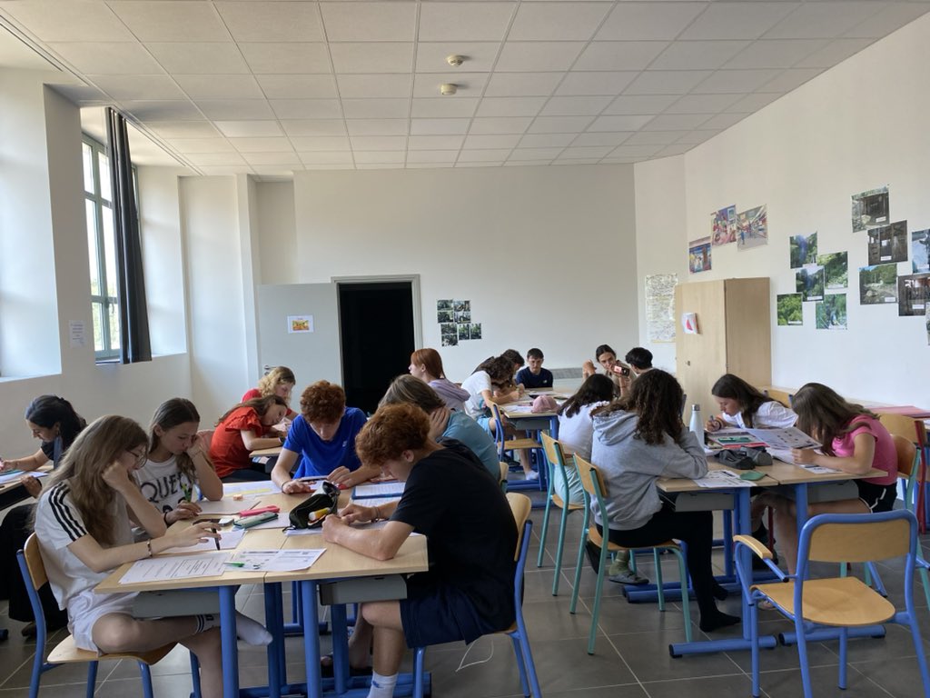 Collège Stilettu tweet media