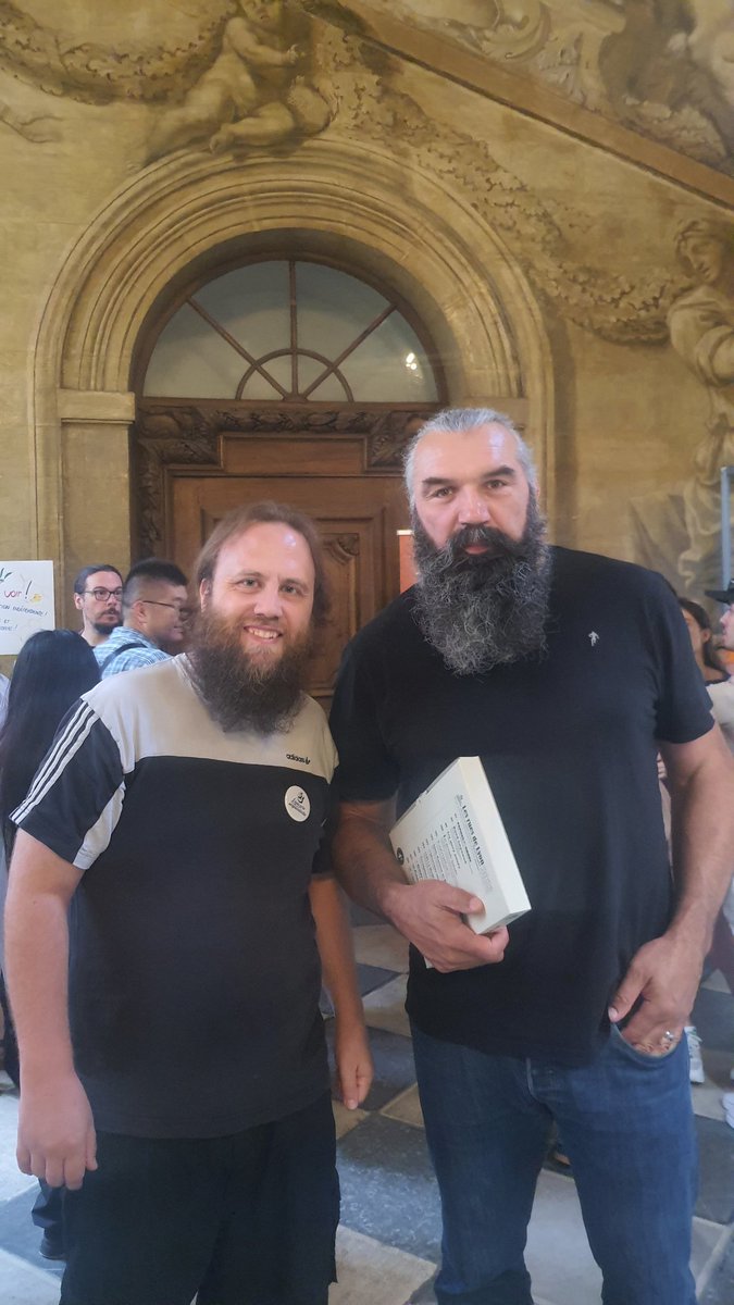 Ceheu_bd's tweet photo. Concours de barbe avec Sébastien CHABAL qui est un fan de notre journal "Les rues de Lyon " !
#chabal https://t.co/0CSlcrsog5