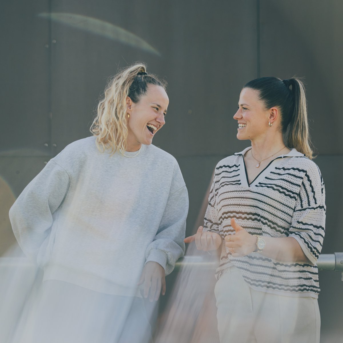 HoffeFrauen's tweet photo. „Wenn ich es mir hätte ausmalen können, hätte ich mir das Ende meiner Zeit bei der #TSG genauso gewünscht."

Das große #SPIELFELD-Abschiedsinterview mit Fabienne Dongus und Martina Tufekovic: https://t.co/ZsDwMVgeyM 📖

#TSGFrauen #DieLiga https://t.co/8XQRcmKaBU