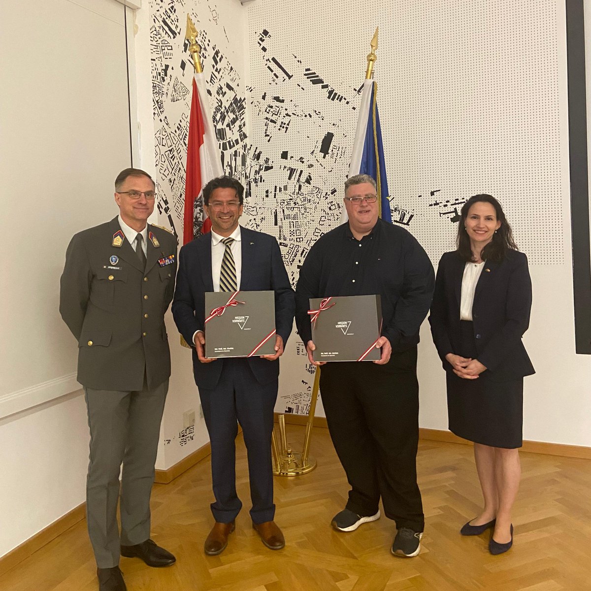 AusAmbVIE's tweet image. 🇦🇺 experts @MichaelSWesley & @matthew_sussex at 🇦🇹‘s Ministry of Defence #BMLV, sharing insights on great power competition & links between Europe and the #IndoPacific. A timely exchange on strategic challenges & opportunities for cooperation across our regions.