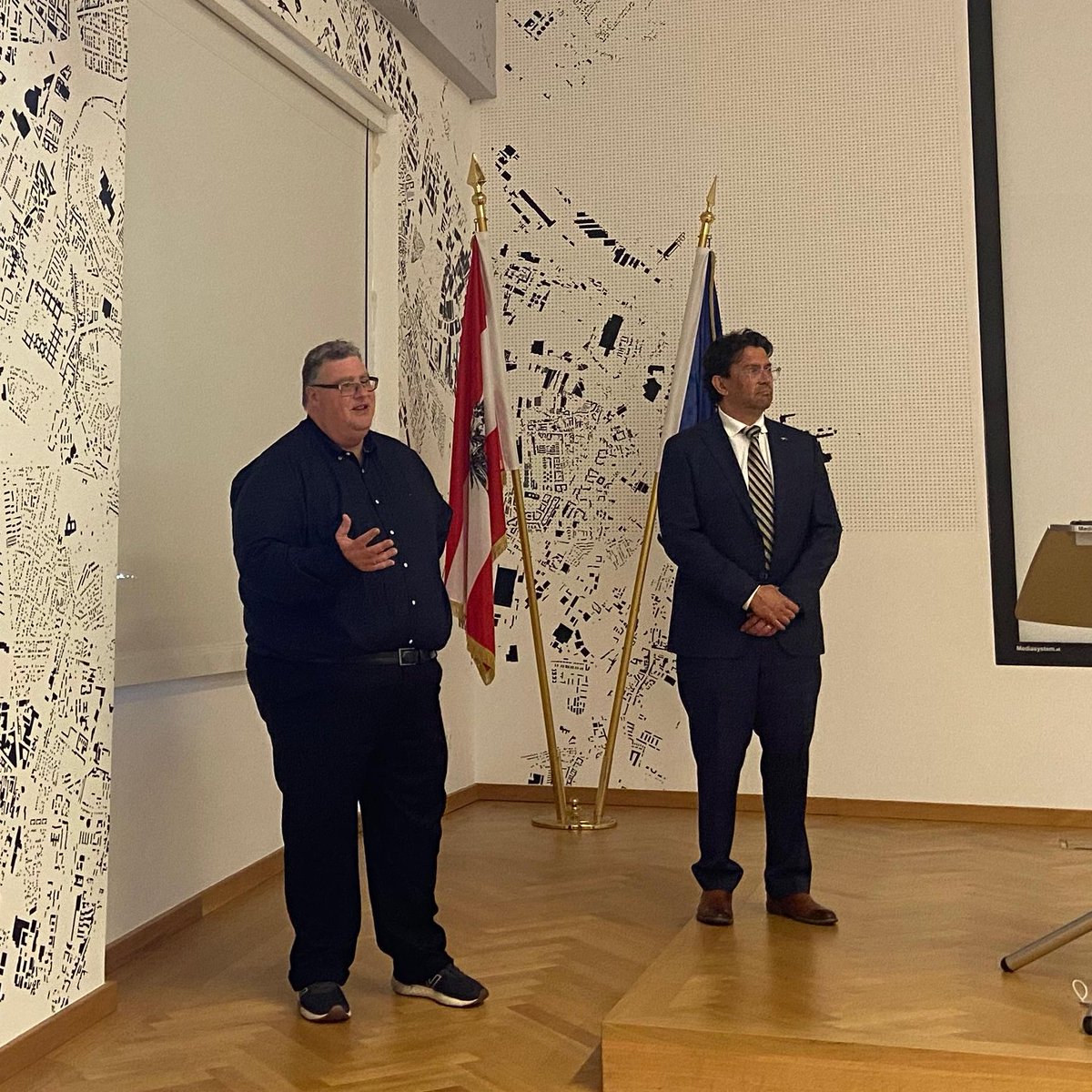 AusAmbVIE's tweet image. 🇦🇺 experts @MichaelSWesley & @matthew_sussex at 🇦🇹‘s Ministry of Defence #BMLV, sharing insights on great power competition & links between Europe and the #IndoPacific. A timely exchange on strategic challenges & opportunities for cooperation across our regions.