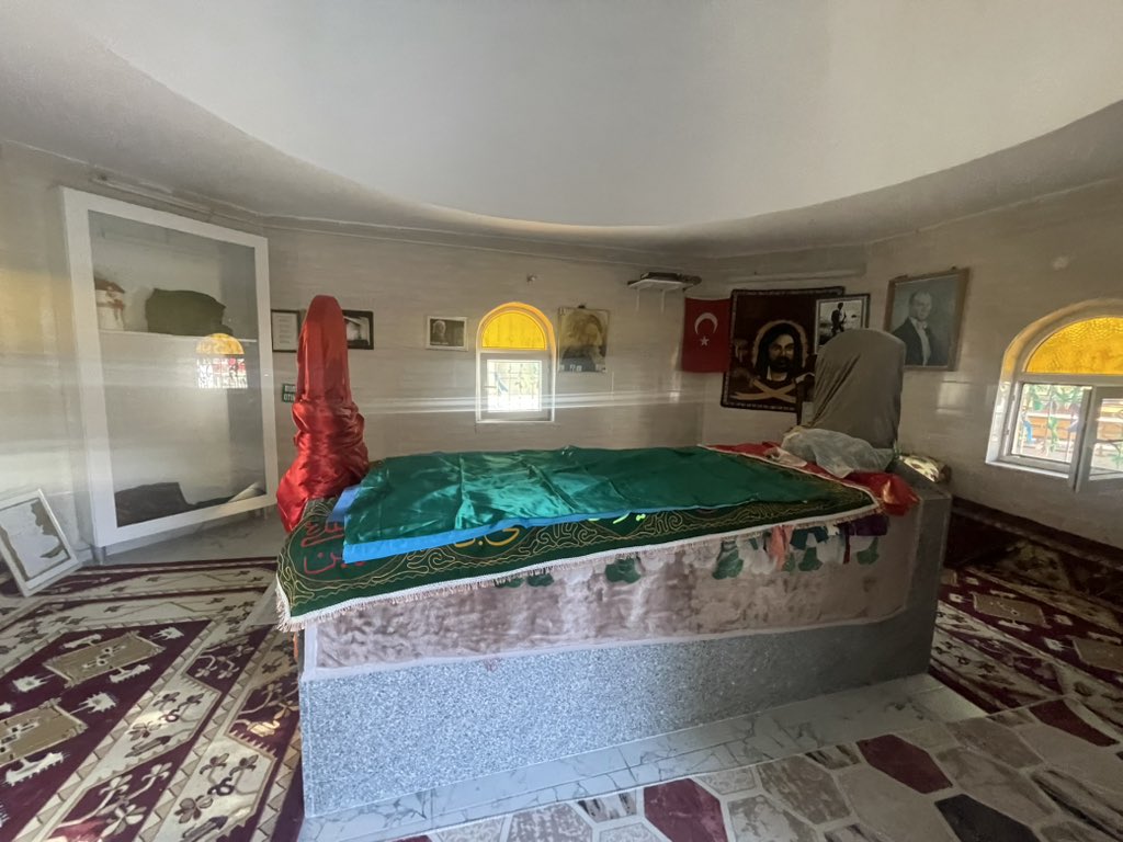 Ali Baba (Ali Kutte) türbesindeydik. 

Dualarımız var, ediyoruz. 

Ey Hak(k), niyeti bozuk olanı, yalanla yürüyeni sen bilirsin, 
Onların da kendi aynasında yüzlerine bakmalarını sağla,
Yoluna sadık olanların önünü aç,
Hak(k) kapısı, doğru olana geniş, eğriye dar gelsin.