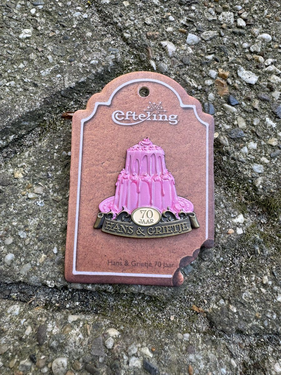 De nieuwe Efteling pin heet zelfs geur eraan zitten, en deze ruikt heel zoet deze pin van het 70 jarig bestaan van Hans &amp; Grietje