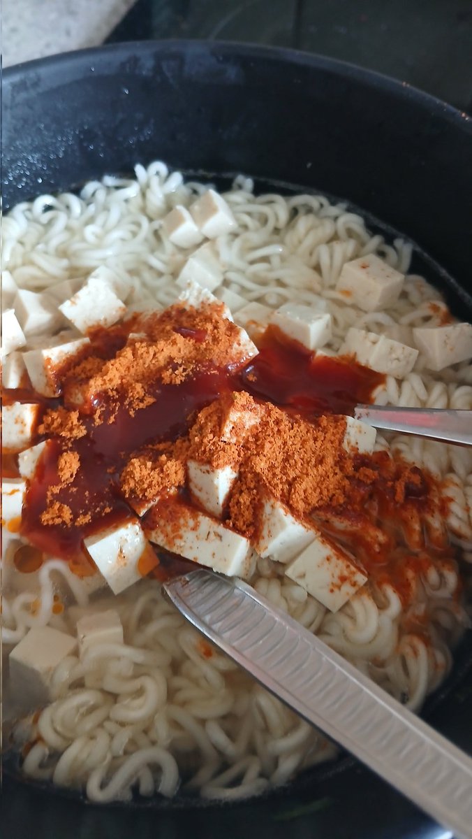 Das dunkelrote ist Sriracha Sauce.

<a href="/SGD_Buddy/">Florian ''Buddy'' Hartwig</a> hasst diesen Trick.