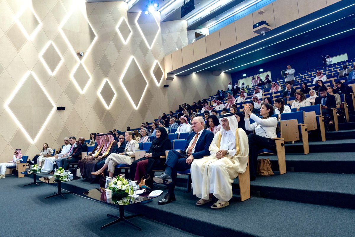 KSAPSAIDS's tweet image. نظم المعهد ندوة بمناسبة #اليوم_العالمي_للمرأة_في_الدبلوماسية
افتتح الندوة معالي نائب وزير الخارجية المهندس وليد الخريجي، وتحدث فيها كل من سعادة السفيرة بيترا ميناندر سفيرة مملكة السويد لدى المملكة، وسعادة السفيرة كيرستي ترومسدال سفيرة مملكة النرويج لدى المملكة