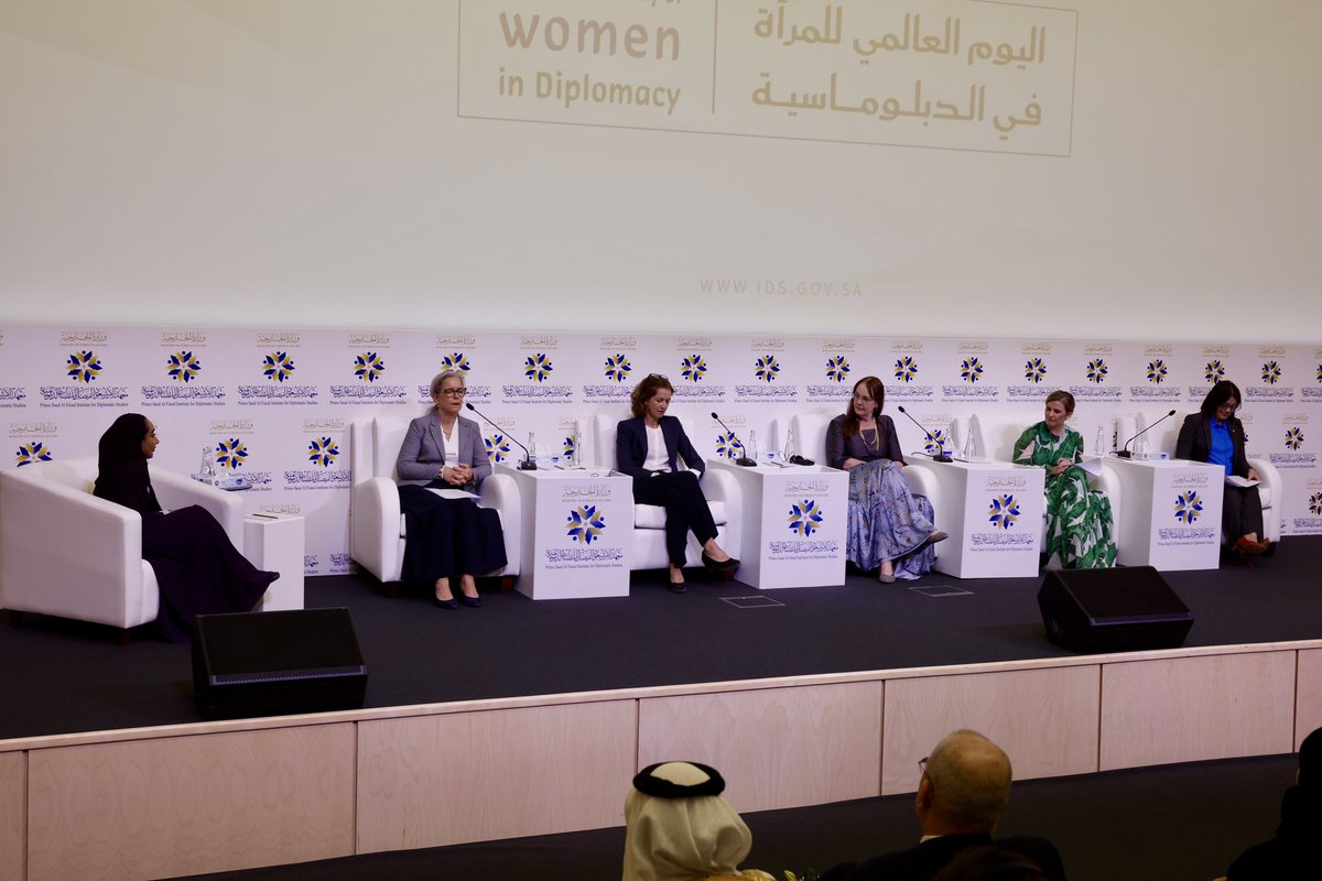 KSAPSAIDS's tweet image. نظم المعهد ندوة بمناسبة #اليوم_العالمي_للمرأة_في_الدبلوماسية
افتتح الندوة معالي نائب وزير الخارجية المهندس وليد الخريجي، وتحدث فيها كل من سعادة السفيرة بيترا ميناندر سفيرة مملكة السويد لدى المملكة، وسعادة السفيرة كيرستي ترومسدال سفيرة مملكة النرويج لدى المملكة