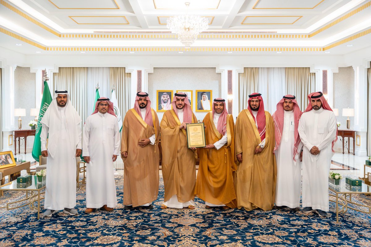 AljoufSA's tweet photo. نوه سموه بعناية ودعم #القيادة_الرشيدة -أيدها الله- غير المحدود لخدمة ضيوف الرحمن، مؤكدًا أن نجاحات الحج المتتالية ثمرة هذا الدعم 

سمو #أمير_منطقة_الجوف يتسلّم تقرير إنجازات جمعية خدمات الحجاج لعام 1445هـ ويطّلع على جائزة "لبيتم للتميز 2025"

https://t.co/GD0kmWPB4b

#استثمر_بالجوف  
#الجوف_سلة_غذاء_المملكة  
#الجوف_عاصمة_الطاقة_المتجددة