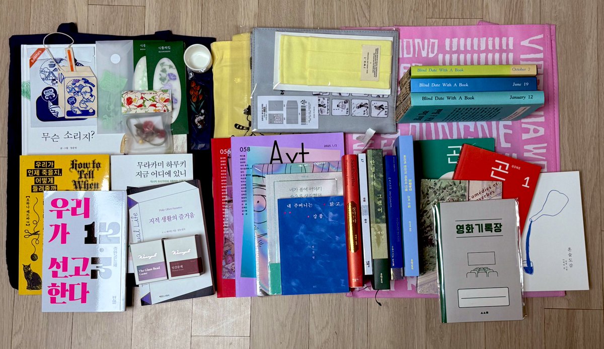 2025 서울국제도서전 후기 타래…
가방에 들어가는 만큼만 사자. 하고 결심하고 출발했으나 진짜 얼마나 샀는지 모르겠어요 내일부터는 커피도 안 사먹고 밥에 간장 뿌려서 먹어야겠다
