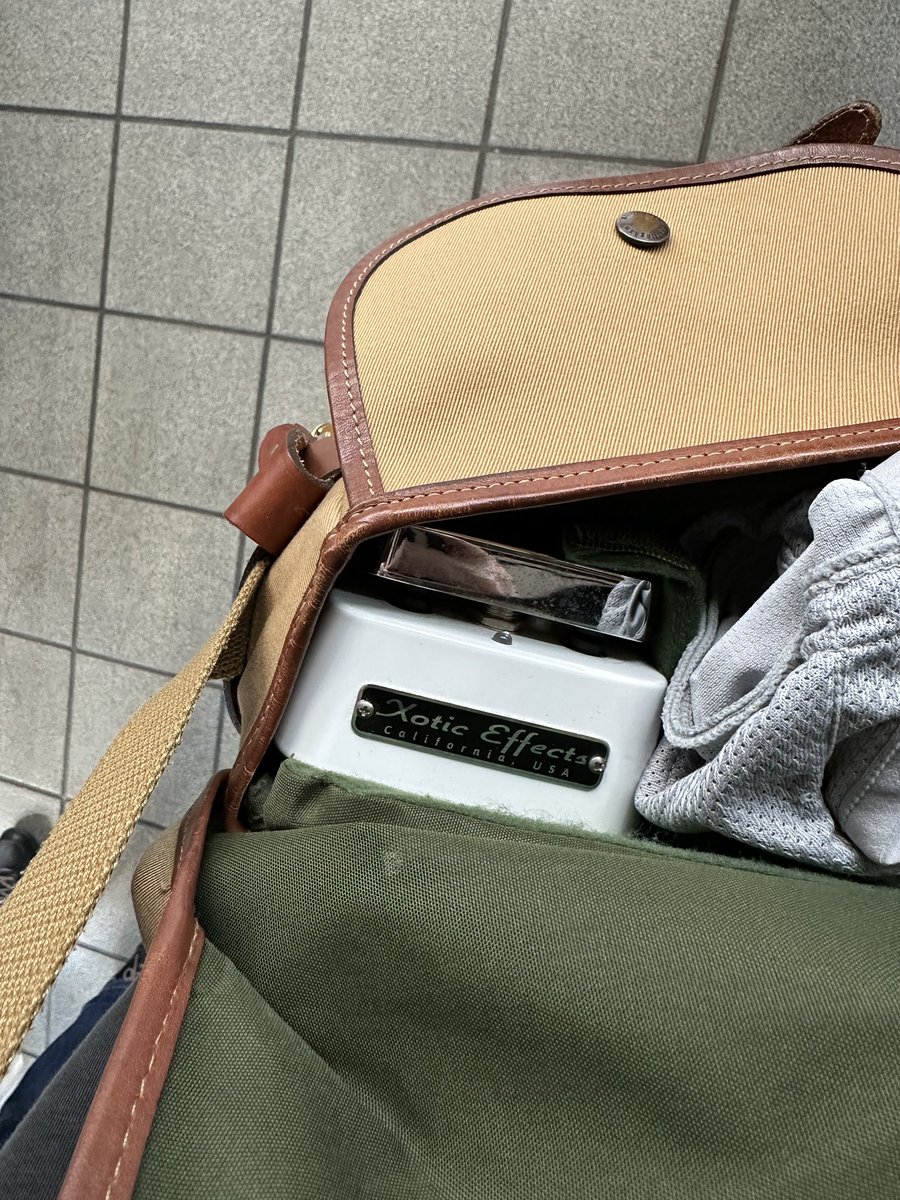 カメラバッグ、クッション入りでエフェクターの運搬に最適