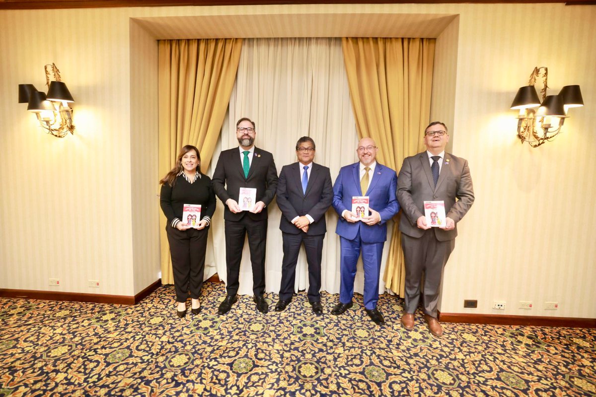 🇵🇾🤝🇵🇪 En el marco de #ELPACCTO 2.0 en Lima, Perú, el ministro @RodrigoNicora y el viceministro Rubén Maciel se reunieron con el ministro de Justicia y DD. HH. de Perú, Enrique Alcántara, para intercambiar experiencias sobre reinserción, infraestructura penitenciaria y