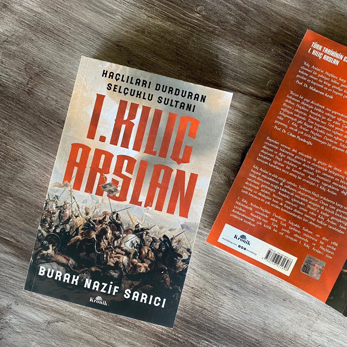“Anadolu içlerinden Musul’a kadar genişlettiği devletinde adaleti, huzuru, emniyeti temin eden I. Kılıç Arslan; hem soydaş ve dindaşları hem de başka dinlere mensup halklar tarafından tarihte en çok sevilen komutanlardan biri olmuştur.” <a href="/Buraksaricii/">Burak Sarıcı</a>

🔗: kronikkitap.com/kitap/i-kilic-…