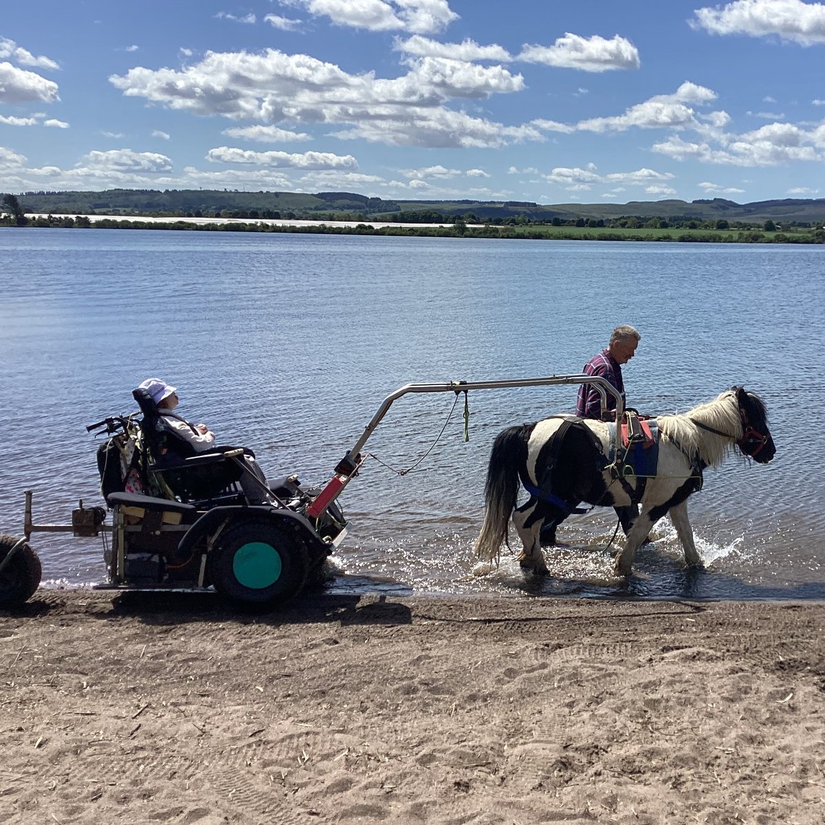 supportCHAS's tweet image. Orla, Kaela & Teddy enjoyed an outdoor adventure with Obama, the amazing pony from Pony Axe S 🐴
Pony Axe S makes the countryside inclusive, giving youngsters who use wheelchairs the chance to experience new terrains.
Thank you to everyone who made the day so special💛
