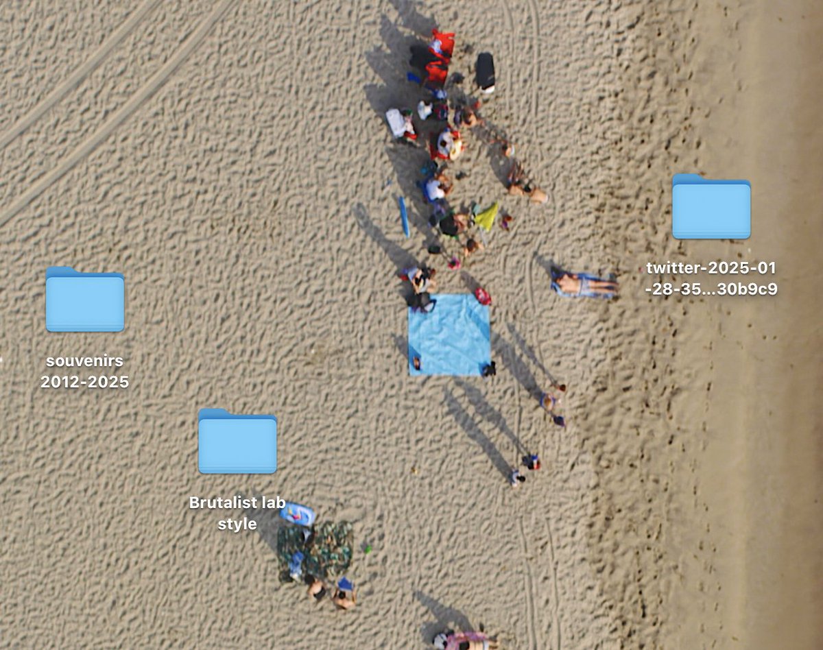 etiennefd's tweet image. this blanket on a beach on one of the mac's default wallpapers looks like a decoy folder