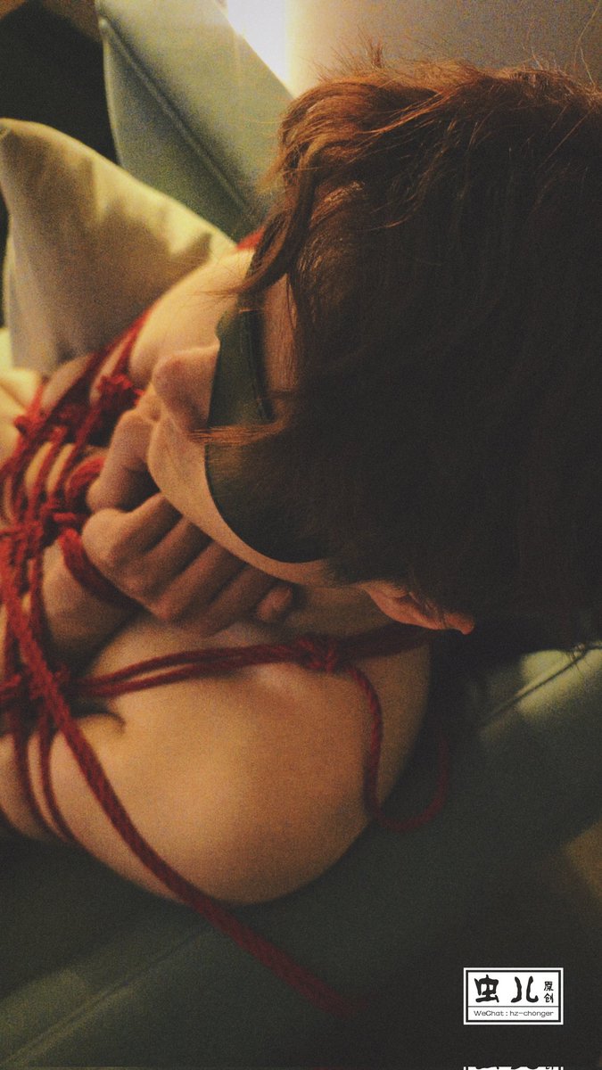 【夏色-小满-郁金裙】

麦秋至之转色，C20 M55 Y85 K0。

唐宋时期流程服饰色。

李商隐《牡丹》，“垂手乱翻雕玉佩，招腰争舞郁金裙。”
杨备《齐云观》，“上届笙歌下界闻，缕金罗袖郁金裙。”

出镜：<a href="/Shutiao23/">薯条爱猫猫🍟</a>