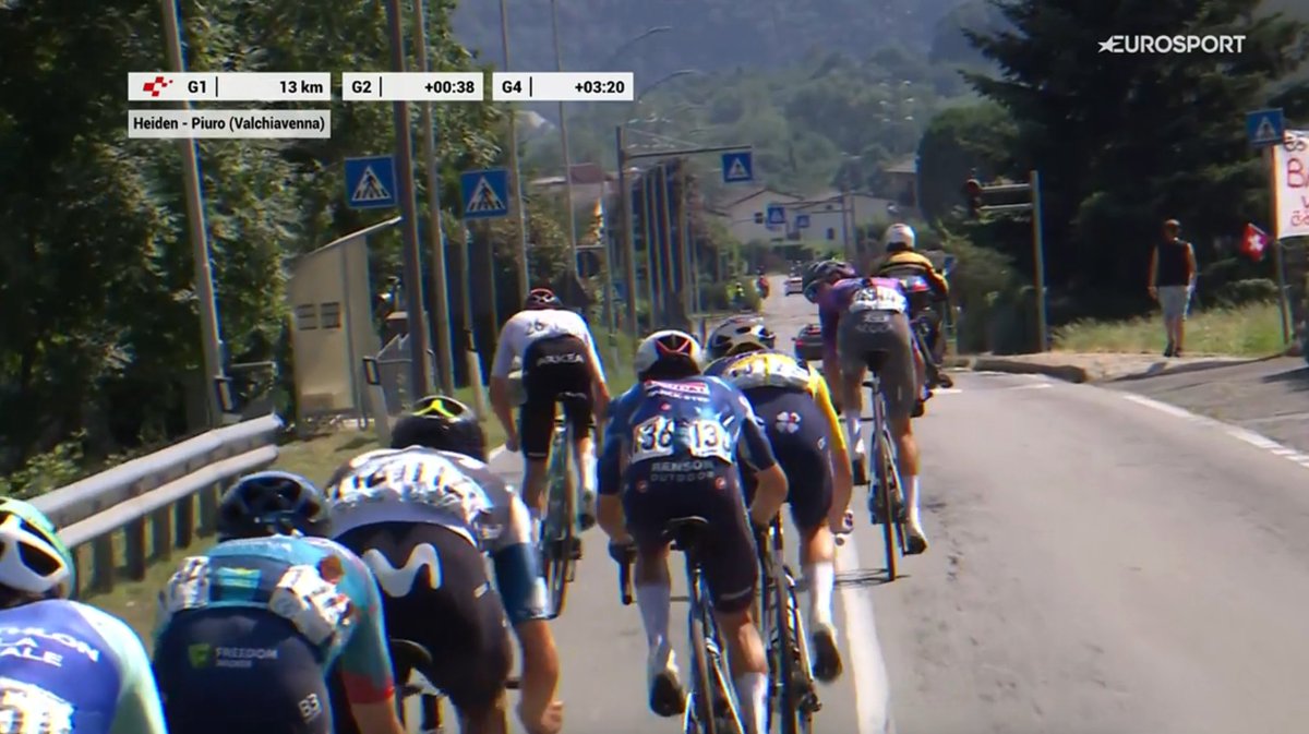 GroupamaFDJ's tweet photo. Au prix d'une belle descente, Romain Grégoire est revenu dans le groupe de contre derrière Joao Almeida. Pour l'instant, le maillot jaune est sauvé ! 💪💛

𝘈𝘧𝘵𝘦𝘳 𝘢 𝘧𝘢𝘴𝘵 𝘥𝘰𝘸𝘯𝘩𝘪𝘭𝘭, 𝘙𝘰𝘮𝘢𝘪𝘯 𝘪𝘴 𝘣𝘢𝘤𝘬 𝘪𝘯 𝘵𝘩𝘦 𝘤𝘩𝘢𝘴𝘪𝘯𝘨 𝘨𝘳𝘰𝘶𝘱 𝘣𝘦𝘩𝘪𝘯𝘥 𝘑𝘰𝘢𝘰 𝘈𝘭𝘮𝘦𝘪𝘥𝘢. 𝘚𝘵𝘪𝘭𝘭 10𝘬𝘮 𝘵𝘰 𝘨𝘰. #TourDeSuisse