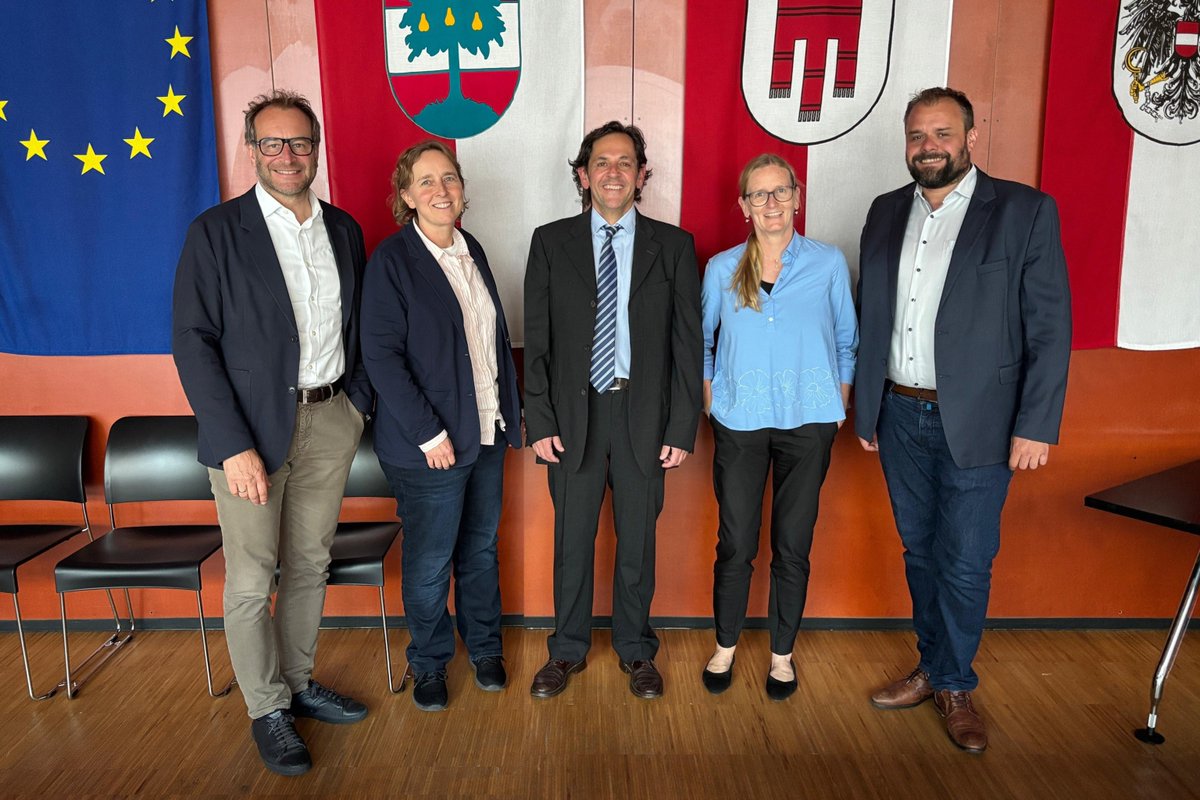 Mit Frühjahr 2026 übernimmt Mag. Dr. Claus Rädler die Leitung der Abteilung für Anästhesie &amp;Intensivmedizin 👨‍⚕️ v.l.n.r. Vizebürgermeister Alexander Juen, Andrea Roskosch-Schenker, designierter Primar Dr. Claus Rädler, Chefärztin Edda Haberlandt und Bürgermeister Markus Fäßler.