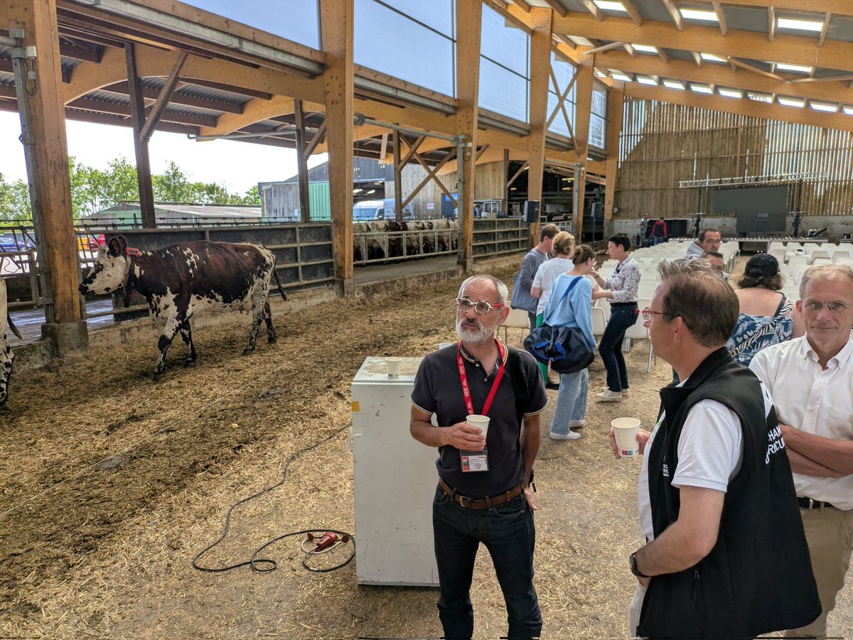 Remise des prix Trucs&amp;Astuces sur les #Prairiales... Avec les partenaires, je suis toujours admiratif de l'ingéniosité des agris bricoleurs qui créent les outils dont ils ont besoin👏
Même les vaches viennent voir, intéressées aussi 🐮