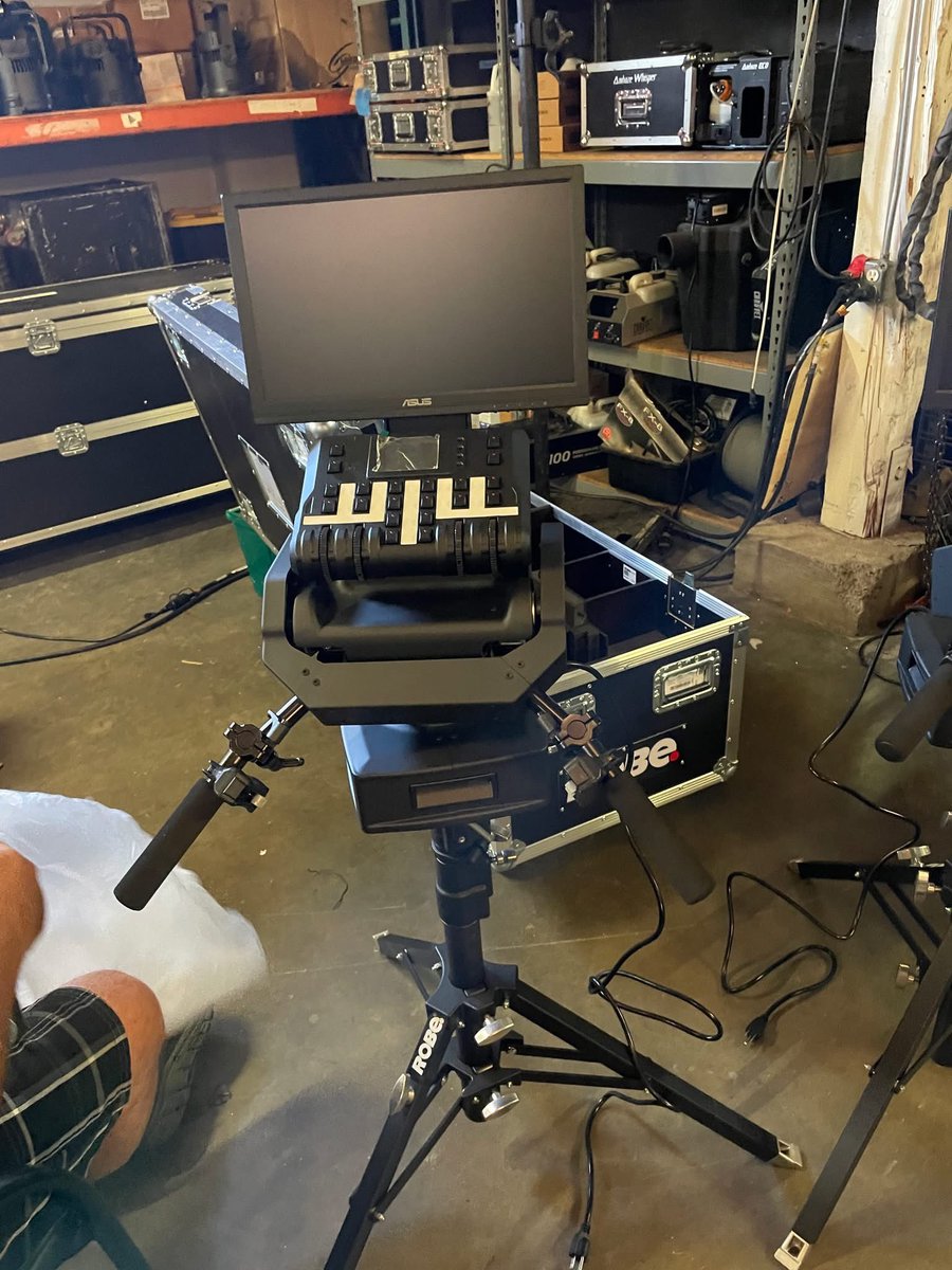 TheRobeWay's tweet image. It’s a #NewRobeGear #WarehouseWednesday in Portland, OR, with Showcall Event Services &amp;amp; their new @Robelighting #RoboSpot followspot systems.

#therobeway #robelighting #robinnovation #showcalleventservices #lightingtech #lightinglife