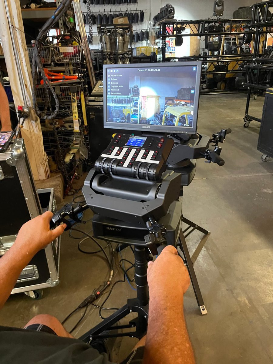 TheRobeWay's tweet image. It’s a #NewRobeGear #WarehouseWednesday in Portland, OR, with Showcall Event Services &amp;amp; their new @Robelighting #RoboSpot followspot systems.

#therobeway #robelighting #robinnovation #showcalleventservices #lightingtech #lightinglife