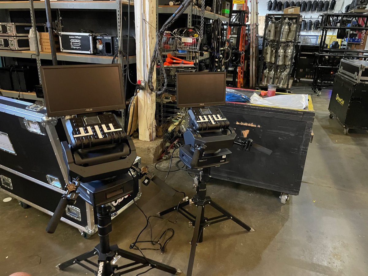 TheRobeWay's tweet image. It’s a #NewRobeGear #WarehouseWednesday in Portland, OR, with Showcall Event Services &amp;amp; their new @Robelighting #RoboSpot followspot systems.

#therobeway #robelighting #robinnovation #showcalleventservices #lightingtech #lightinglife