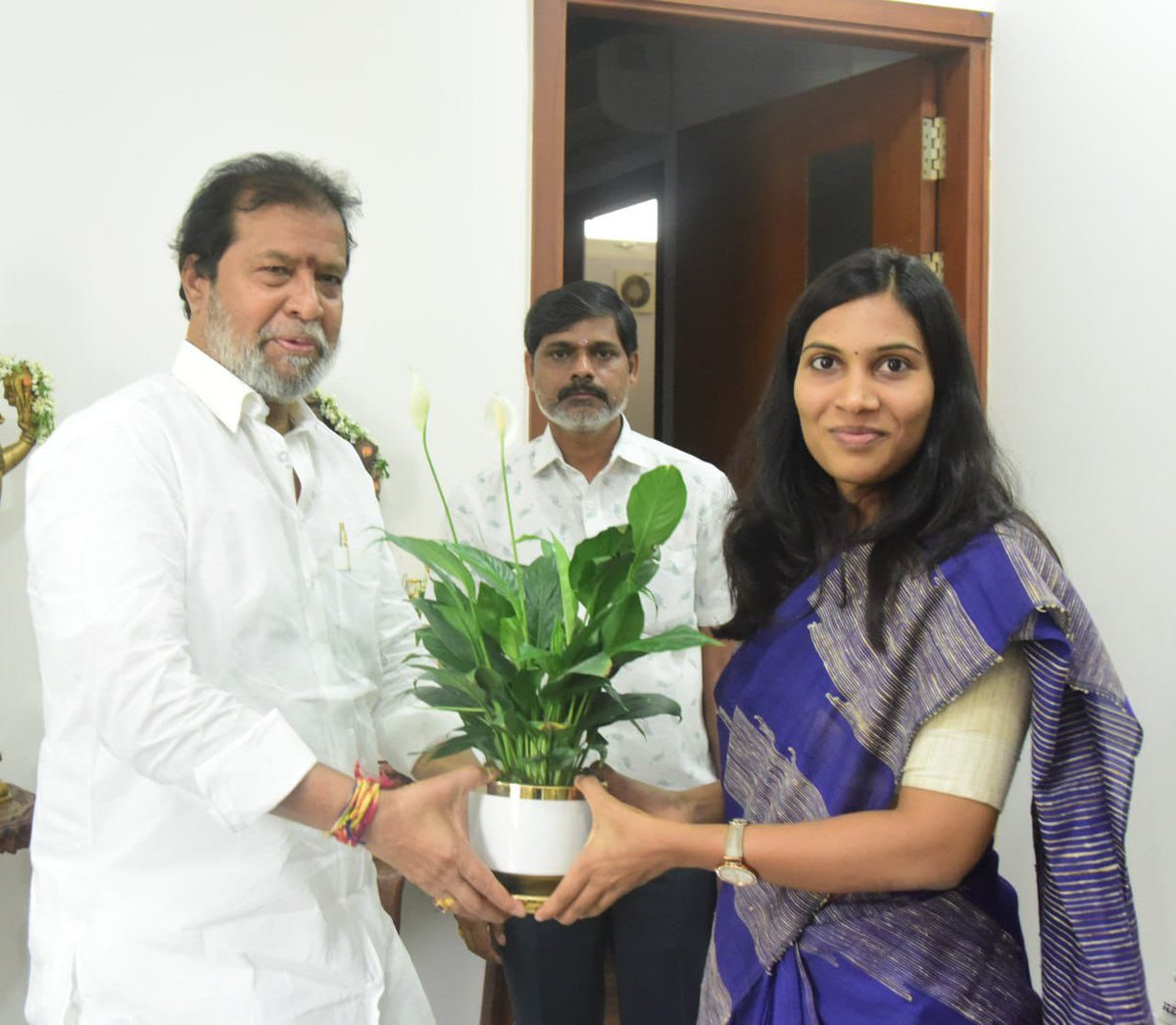 AIR News Hyderabad (@airnews_hyd) on Twitter photo #Sangareddy : రాష్ట్ర వైద్య, ఆరోగ్య శాఖ మంత్రి దామోదర్ రాజనర్సింహాని సంగారెడ్డి జిల్లా కలెక్టర్ గా నూతనంగా బాధ్యతలు చేపట్టిన పి. ప్రావీణ్య, మర్యాదపూర్వకంగా మంత్రి ని అతని నివాసంలో కలిశారు.
<a href="/DamodarCilarapu/">Damodar Raja Narasimha</a> <a href="/Collector_SRD/">Collector Sangareddy</a> #Sangareddy : రాష్ట్ర వైద్య, ఆరోగ్య శాఖ మంత్రి దామోదర్ రాజనర్సింహాని సంగారెడ్డి జిల్లా కలెక్టర్ గా నూతనంగా బాధ్యతలు చేపట్టిన పి. ప్రావీణ్య, మర్యాదపూర్వకంగా మంత్రి ని అతని నివాసంలో కలిశారు.
<a href="/DamodarCilarapu/">Damodar Raja Narasimha</a> <a href="/Collector_SRD/">Collector Sangareddy</a>