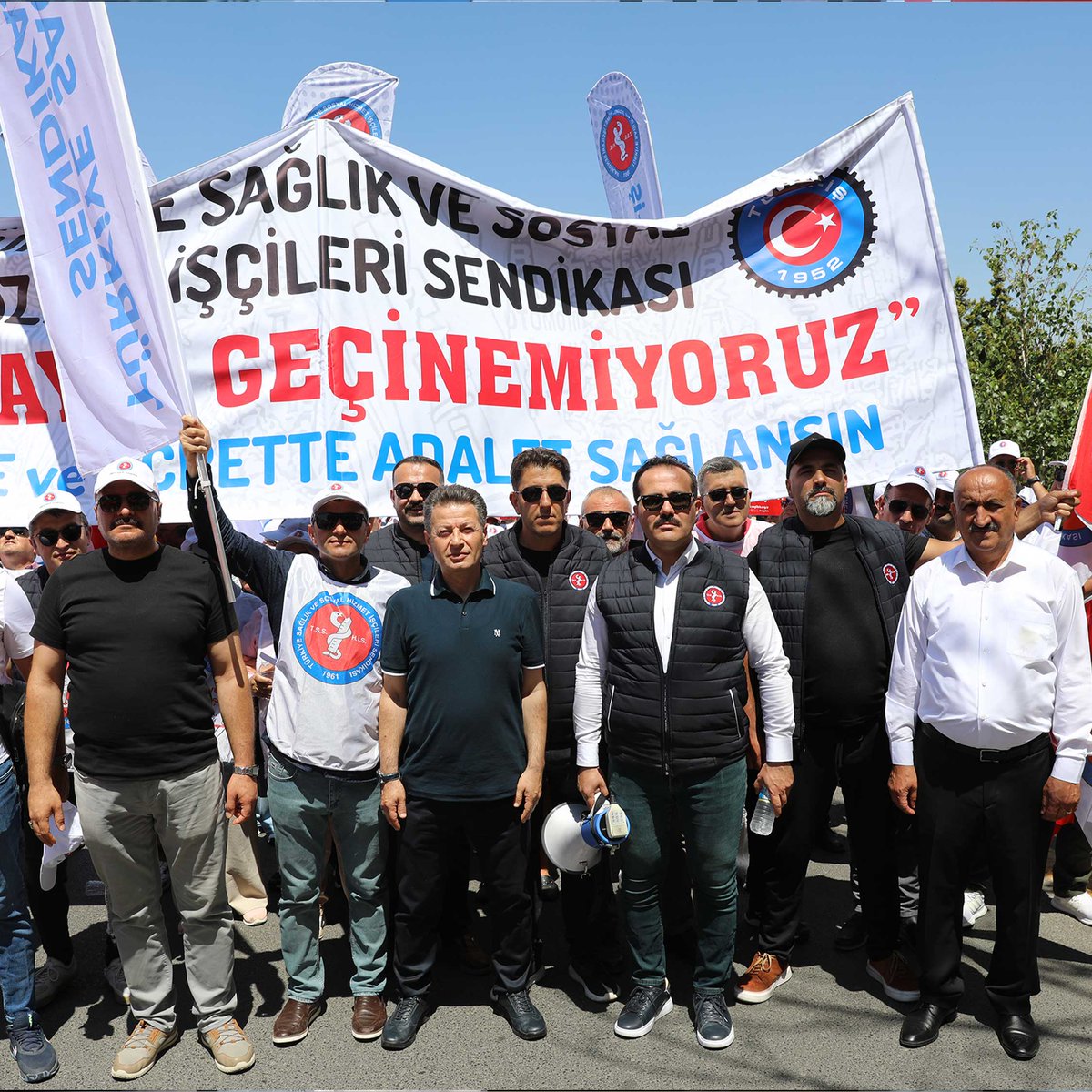 Türk-İş Olarak Alanlardaydık: Hakkımız Olanı Alana Kadar Durmayacağız!

Kamuda çalışan yüzbinlerce işçimizi yakından ilgilendiren toplu iş sözleşmesi görüşmelerinde hükümetin sunduğu düşük zam teklifine karşı, Türk-İş’imizin çağrısıyla Ankara’da kitlesel bir eylem