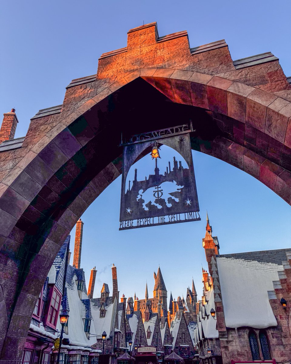 UniversalORL's tweet image. Raise a glass of Butterbeer and say cheers in honor of the 15th Anniversary of The Wizarding World of Harry Potter - Hogsmeade! ✨