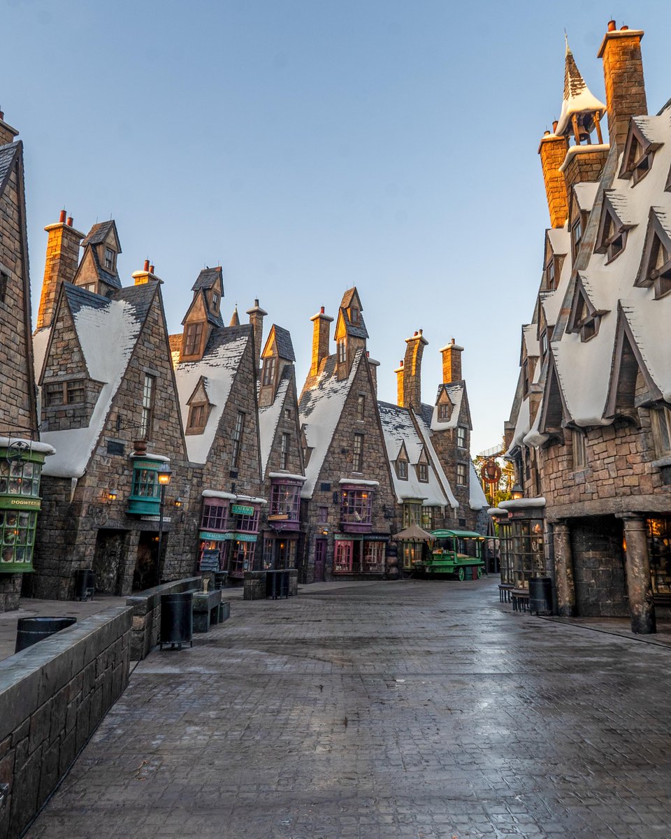 UniversalORL's tweet image. Raise a glass of Butterbeer and say cheers in honor of the 15th Anniversary of The Wizarding World of Harry Potter - Hogsmeade! ✨