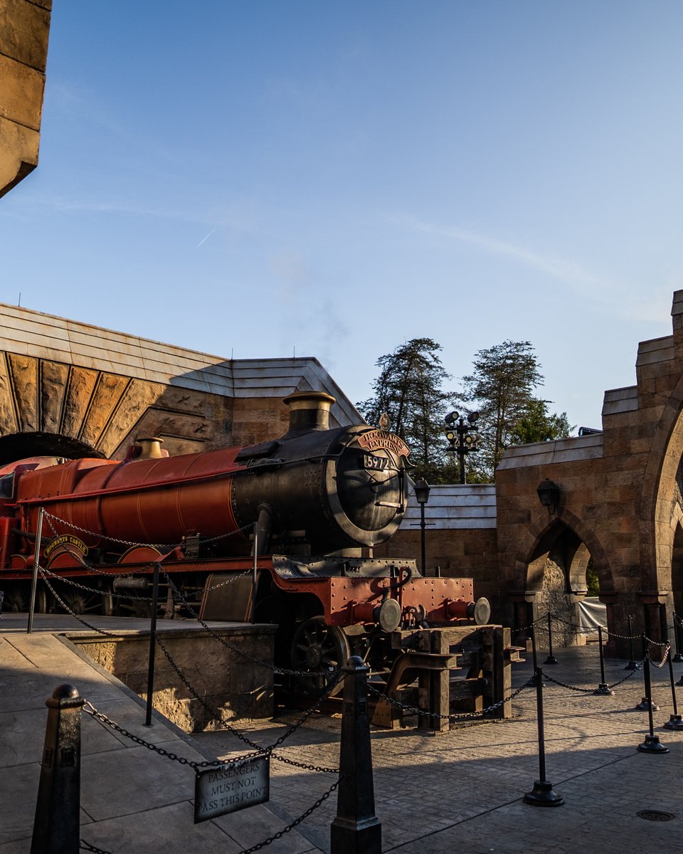 UniversalORL's tweet image. Raise a glass of Butterbeer and say cheers in honor of the 15th Anniversary of The Wizarding World of Harry Potter - Hogsmeade! ✨