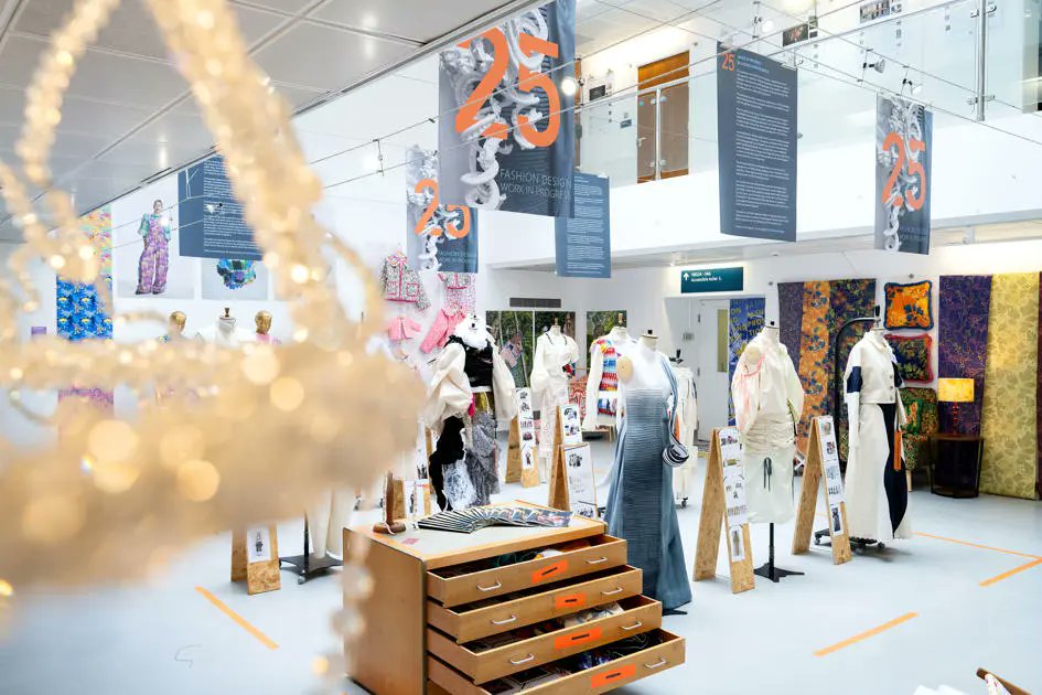 🎨 Free creative showcase!

Explore bold fashion, art, design &amp; media from our graduating students at the University of Lancashire.

📍Preston Campus
🗓️ Open weekdays until 27 June, 10am–5pm

Full story 👇
ow.ly/OIK850Wa5sY