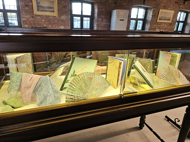 🖌️ Rahmi M. Koç Müzesi'nde ebru sergisi açıldı 

Sergi, 30 Haziran'a kadar görülebilecek
v.aa.com.tr/3603332