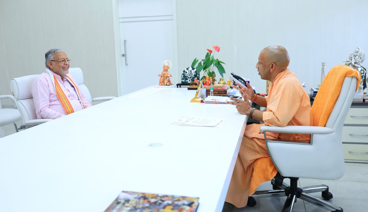 मुख्यमंत्री श्री <a href="/myogiadityanath/">Yogi Adityanath</a> जी महाराज से आज लखनऊ में उत्तर प्रदेश सरकार में माननीय वित्त एवं संसदीय कार्य मंत्री श्री सुरेश कुमार खन्ना जी ने शिष्टाचार भेंट की।

<a href="/SureshKKhanna/">सुरेश कुमार खन्ना</a>