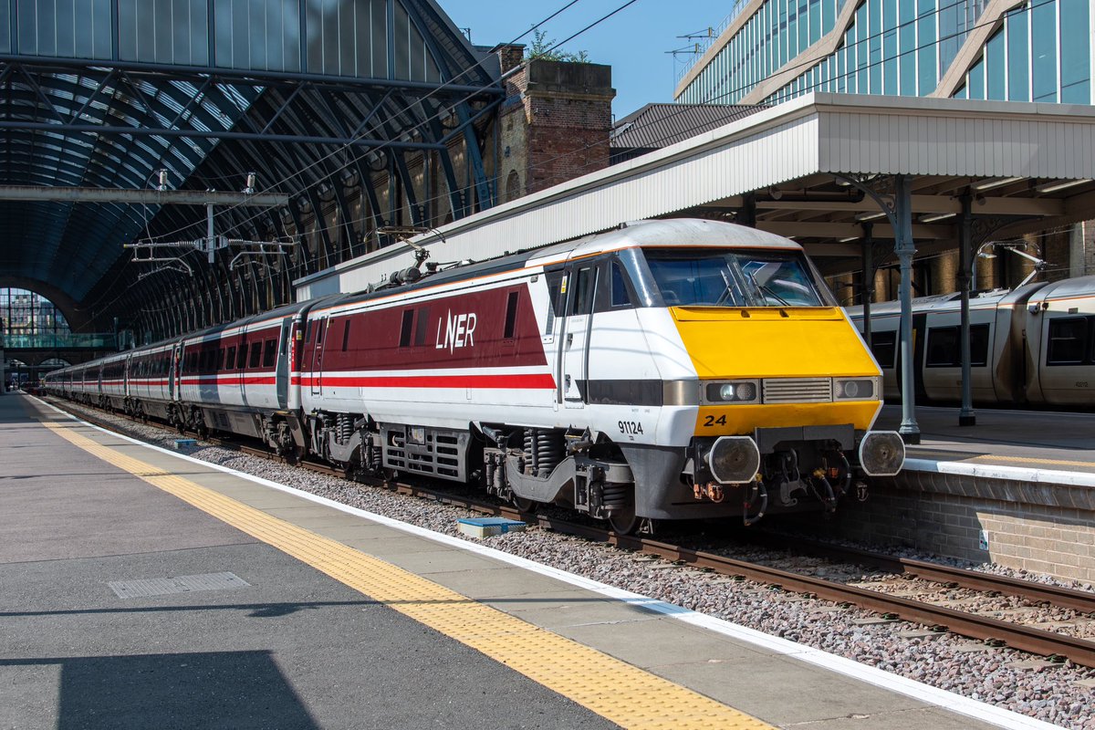LNER 91124 sits at King’s Cross platform 8 last Friday morning, ready to go on 1D10 1033 London Kings Cross to Leeds… 🔥