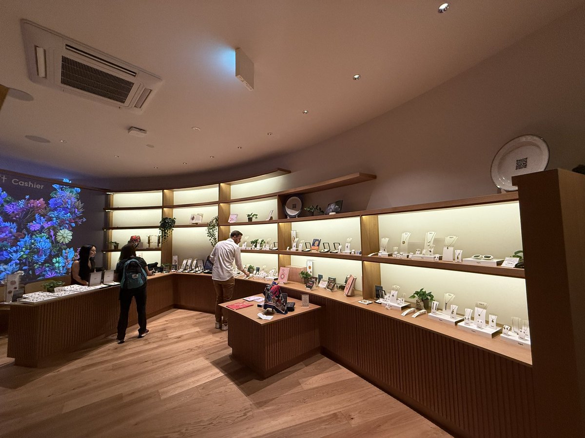 ポーランドのお店で、S&A社の #カワセミ のペンダントトップが販売され