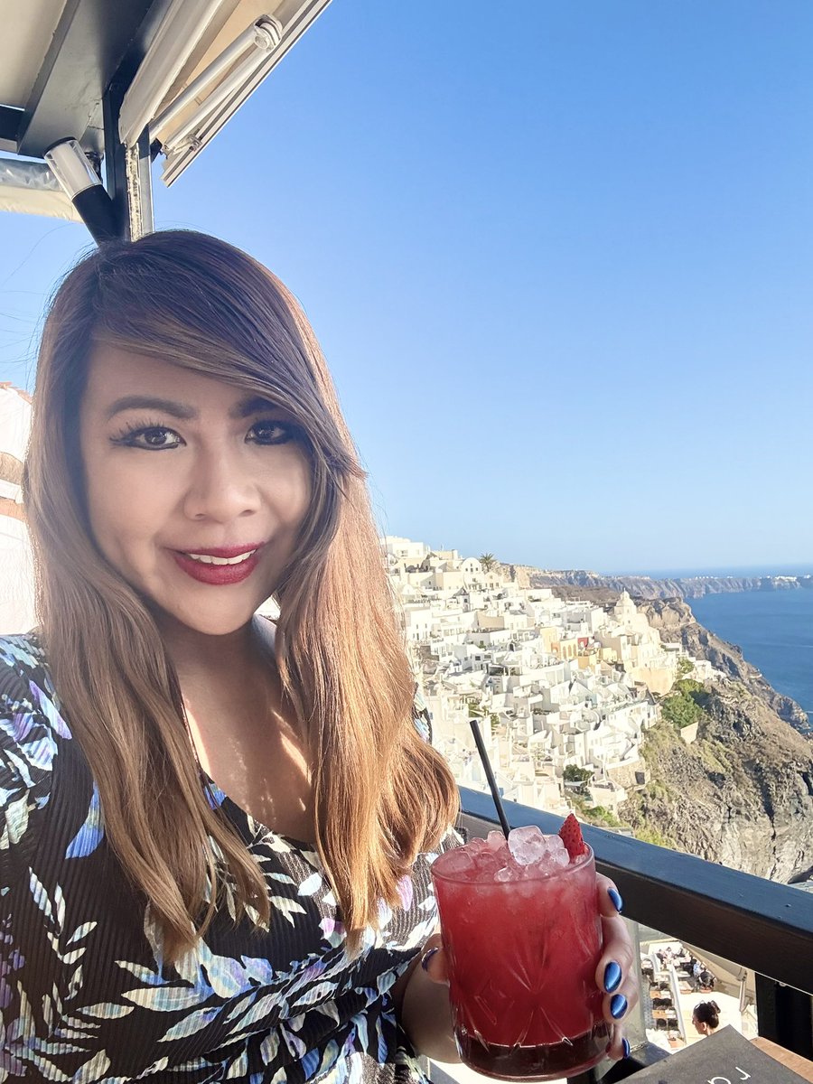 LeahDulce44's tweet image. Living my best life in Santorini!!💙🇬🇷🌊🐚🍹🏙️🌅 #Santorini #Fira  #Greece #VacationVibes