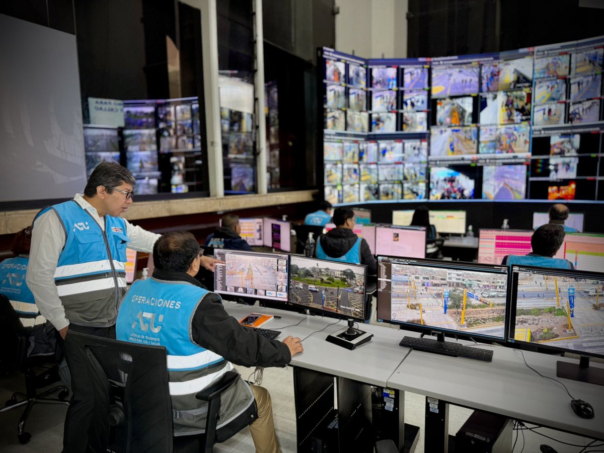 ATU_GobPeru's tweet photo. 🔴 #AHORA | Desde el Centro de Gestión y Control de la ATU, se monitorea y supervisa el servicio del Metropolitano, el cual se desarrolla con normalidad. Asimismo, los corredores complementarios y el transporte convencional operan de manera habitual. https://t.co/gAUlVLX6Qm