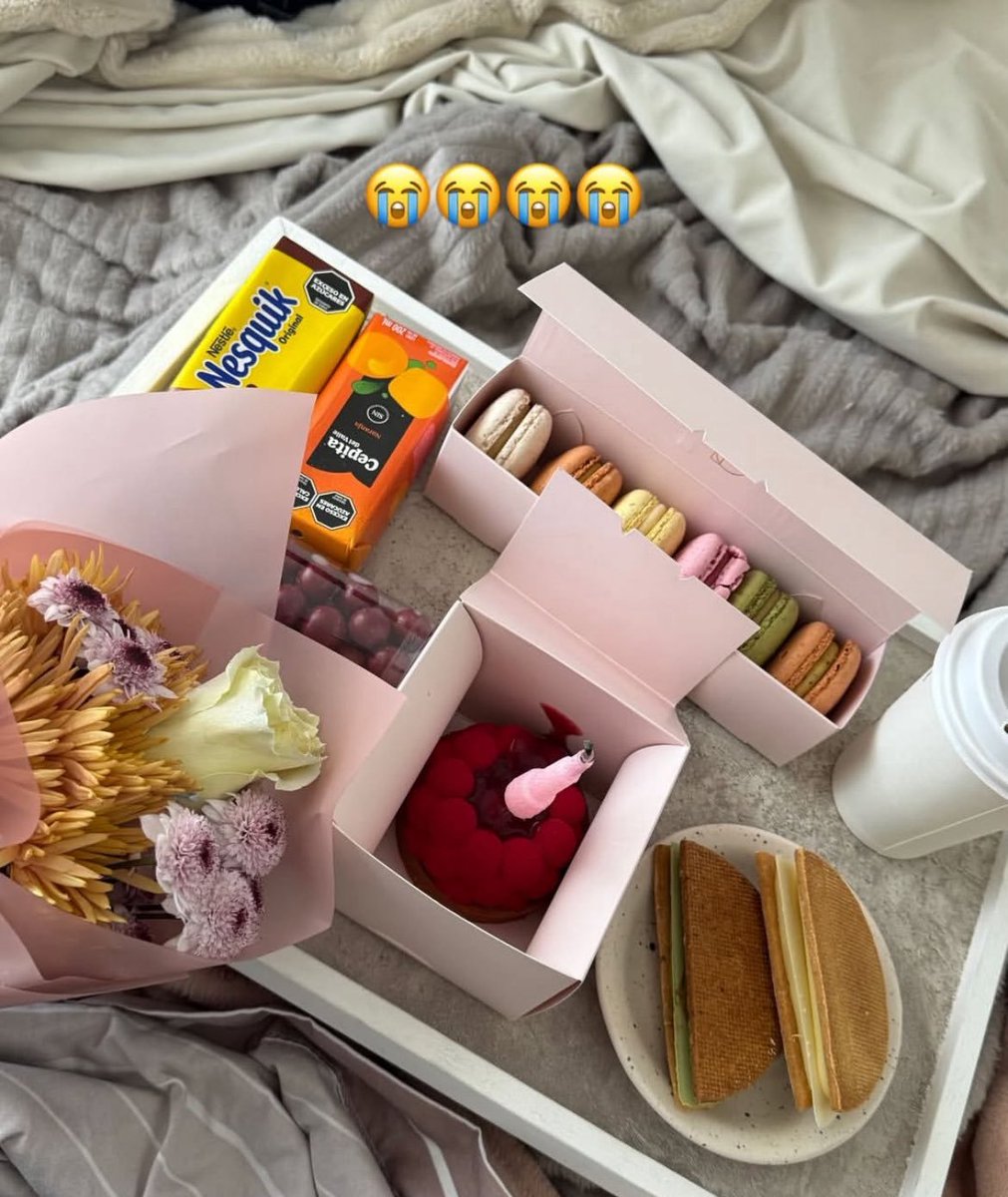imaginate que te despierten el dia de tu cumpleaños asi😭