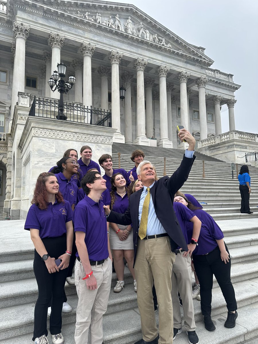 AssnOfLACoops's tweet image. Selfies with @BillCassidy? Yes, please!

Thanks so much to Senator Cassidy and his staff for meeting with our Youth Tour delegates this morning!

#YTDC25
