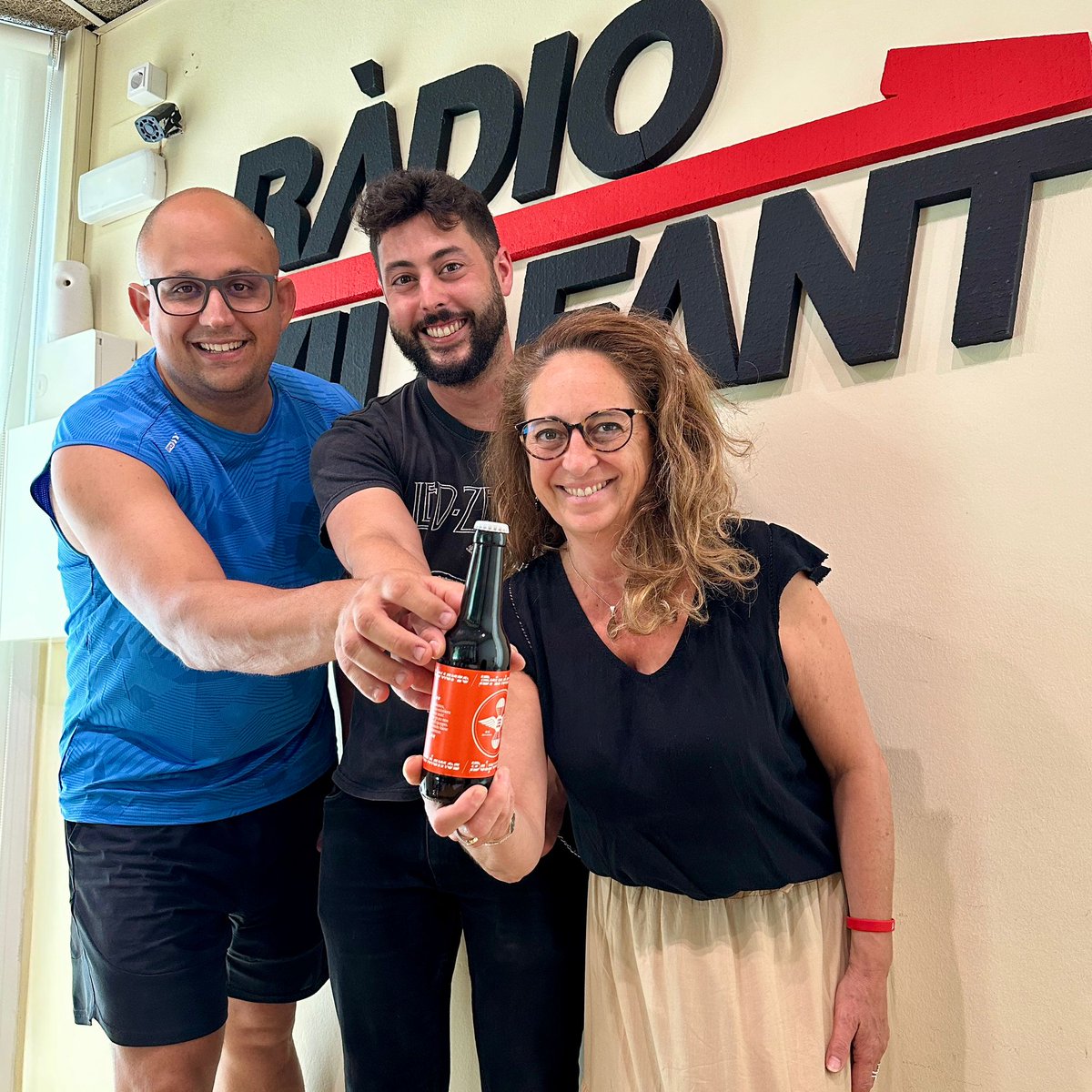 🎤 Nou single i... cervesa!
Avui amb Alberto Del Puerto hem parlat de "Brindemos", un projecte musical i sensorial que uneix cançó i cervesa artesana 🍻
🎧 Escolta l’entrevista 👉radiovilafant.net/2025/06/18/alb…
#Brindemos #AlbertoDelPuerto #RàdioVilafant #MúsicaEmpordanesa