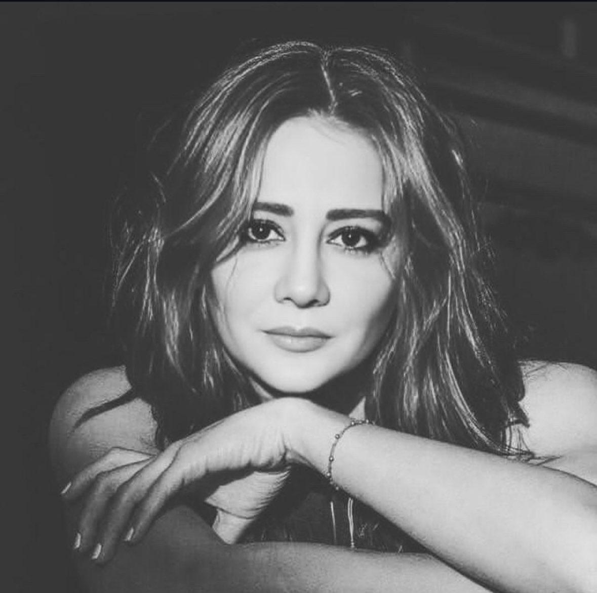 عکس #تبسّم_پاک را تکثیر کنید. تبسّم پاک یکی از ما بود. یکی از صدها هزار زن ایرانی که کوچکترین سنخیت و شباهتی به حاکمان قاتل و زن‌ستیزشان نداشتند و زنده ماندن در حصار تنگ ایدئولوژی تقلّای روزانه‌شان بود. تبسّم مادر کودکی بود که امروز بی‌مادر است. تبسّم را موشک‌های اسرائیل کشت.