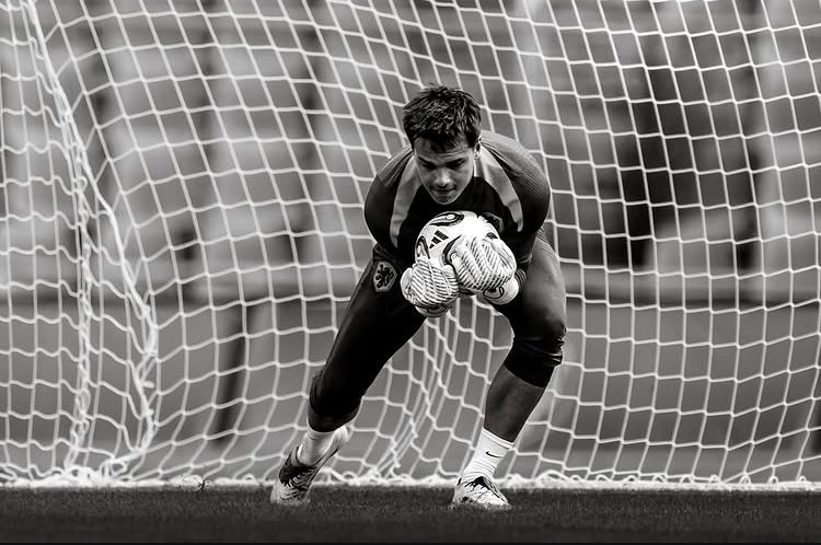 ClubGoalies's tweet photo. 🇳🇱 Dani van den Heuvel is away on international duty with the Netherlands U21s as they are participating in the U21 EURO!

Best of luck, Dani! 🧤🦁 

#U21EURO #OranjeU21 #DaniVanDenHeuvel #ClubBrugge https://t.co/CmTUBSydxi