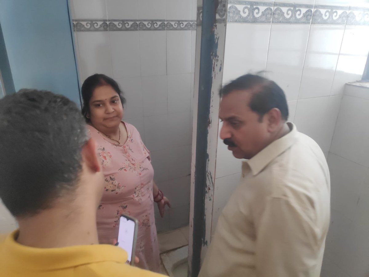 मैं हरिनगर बीई ब्लॉक स्थित एमसीडी डिस्पेंसरी के निरीक्षण पर गया, जहाँ छोटी मरम्मत की आवश्यकता सामने आई। मैंने डॉक्टर से इसे लिखित में देने को कहा, ताकि आगे कार्रवाई की जा सके। साथ ही, मैंने डिस्पेंसरी की साफ-सफाई और शौचालय की स्थिति का भी निरीक्षण किया।