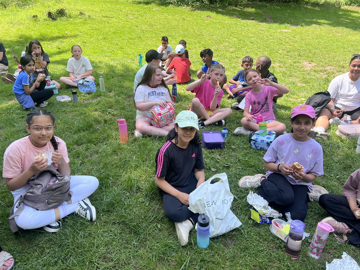 We enjoyed having lunch 🥗 n the sunshine. ☀️