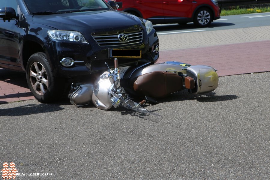 Scooterrijder gewond na aanrijding Nieuweweg