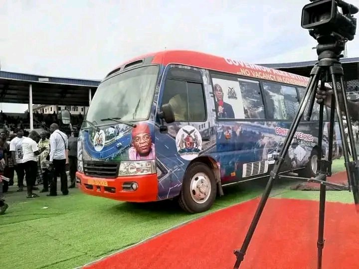 Good governance attracts good rewards.
Abiriba Community gift Dr. Alex otti coaster Bus Ahead of 2027.